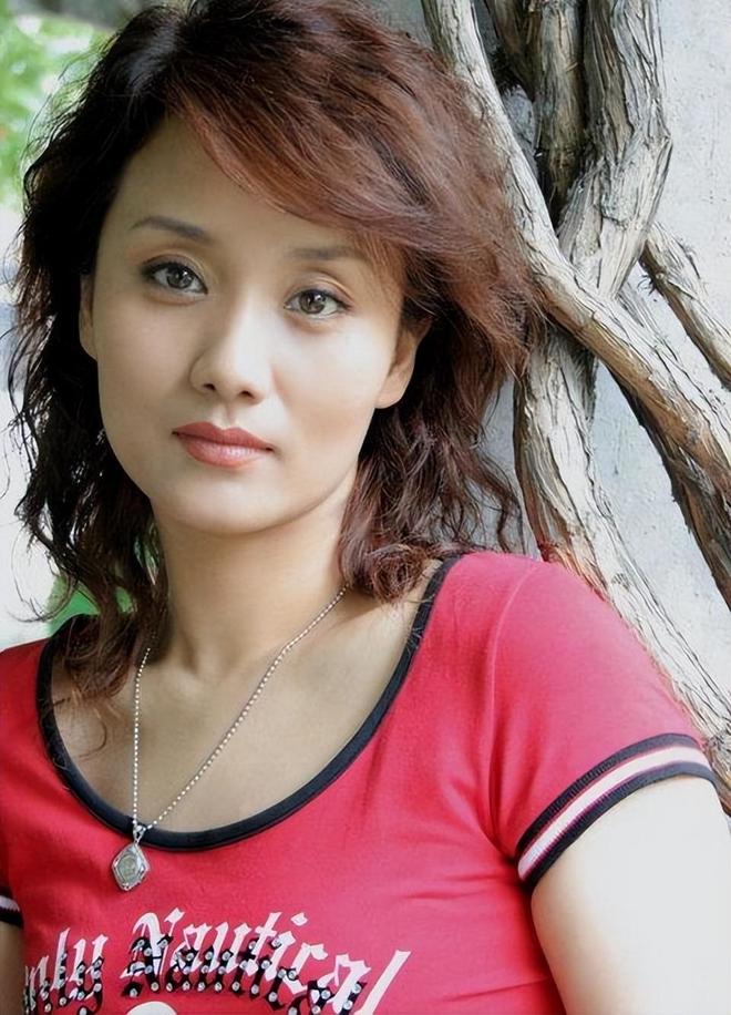 李穎個人資料年齡，全面解讀一位閃耀明星的生涯與成長歷程，閃耀明星李穎，生涯成長歷程與年齡解讀